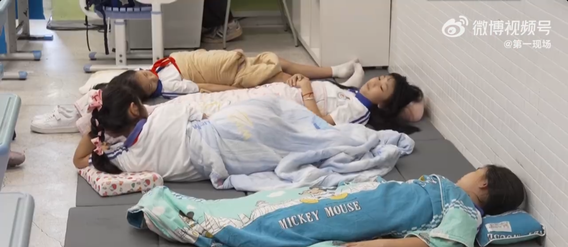 国标前广深两地已解锁“躺平午休”pg试玩中小学生午休课桌椅出新