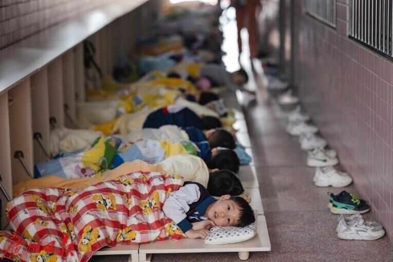 国标前广深两地已解锁“躺平午休”pg试玩中小学生午休课桌椅出新(图3)