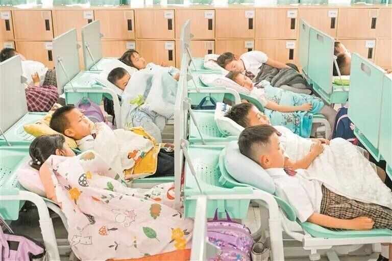 国标前广深两地已解锁“躺平午休”pg试玩中小学生午休课桌椅出新(图4)