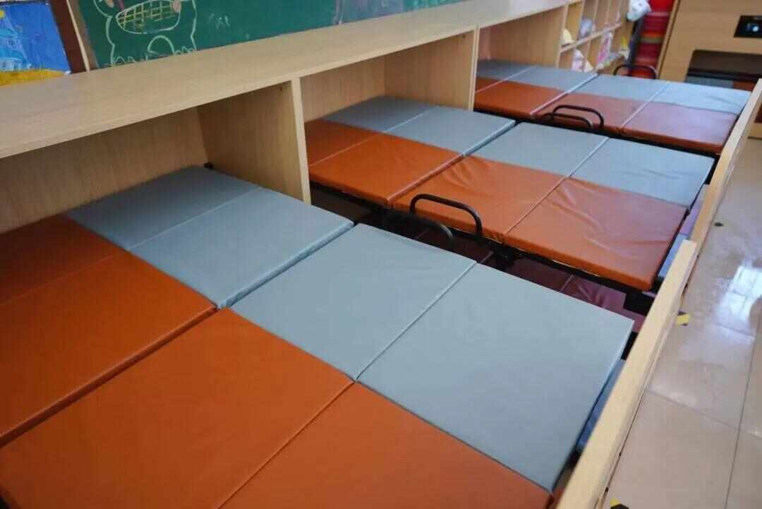国标前广深两地已解锁“躺平午休”pg试玩中小学生午休课桌椅出新(图5)